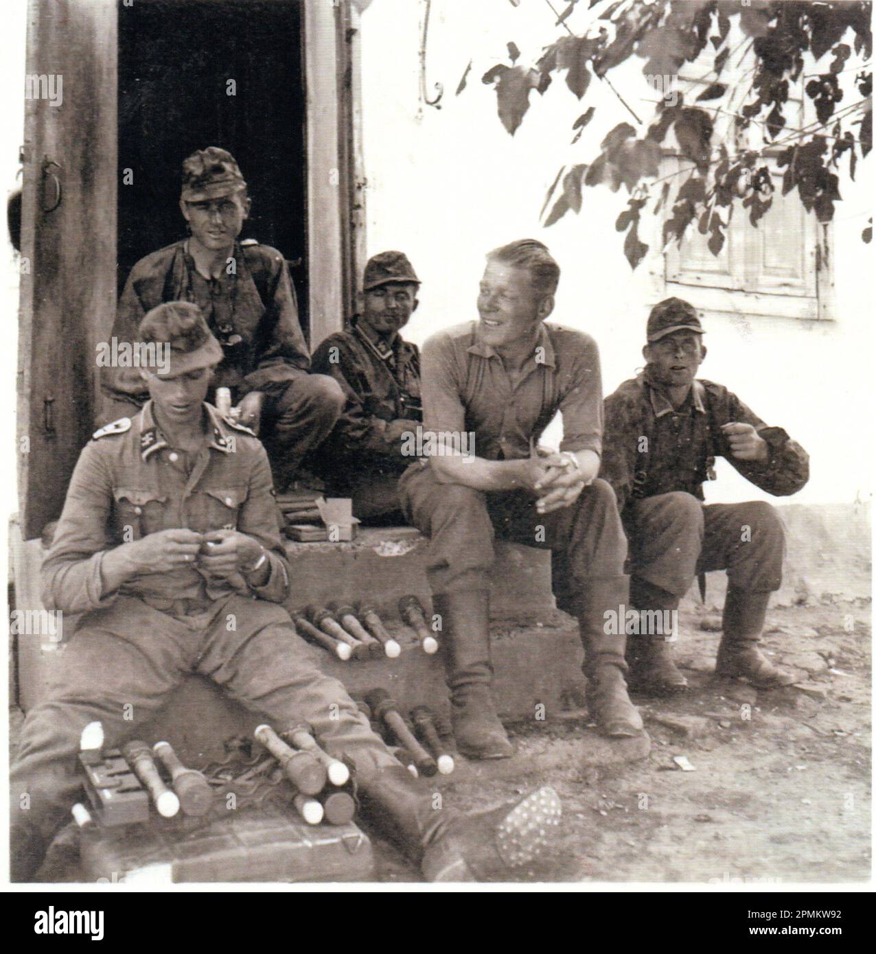 Seconda guerra mondiale B&W foto soldati tedeschi della Divisione Wiking SS prime le loro granate prima di un attacco nel settore meridionale della Russia nel 1942 Foto Stock