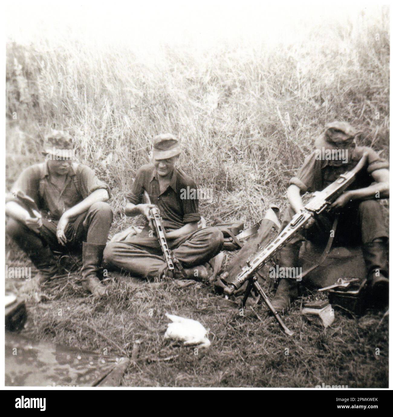 World War Two B&W Photo Waffen SS men pulire le loro armi sul fronte russo 1943 questa è una foto privata da un album di un ex membro della Totenkopf SS Division Foto Stock