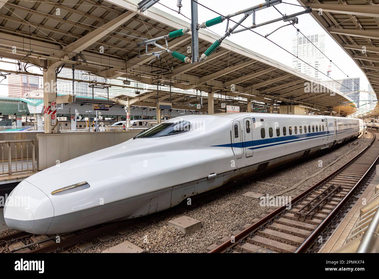 Stazione di Tokyo bullet train Shinkansen al binario pronto per partire ad alta velocità, ferrovia giapponese, Asia Foto Stock