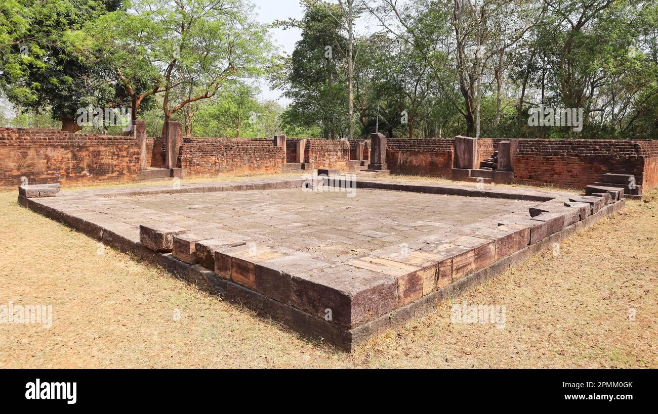 All'interno delle rovine del monastero n.1 del complesso buddista di Lalitgiri, Cuttack, Odisha, India. Foto Stock