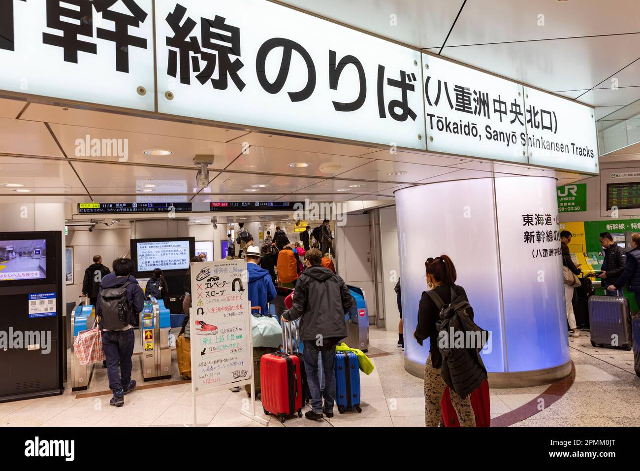 Tokyo Japan Railway Network, i passeggeri della stazione di Tokyo si dirigono attraverso i biglietti d'ingresso ai binari del treno ad alta velocità Shinkansen, aprile 2023 Foto Stock