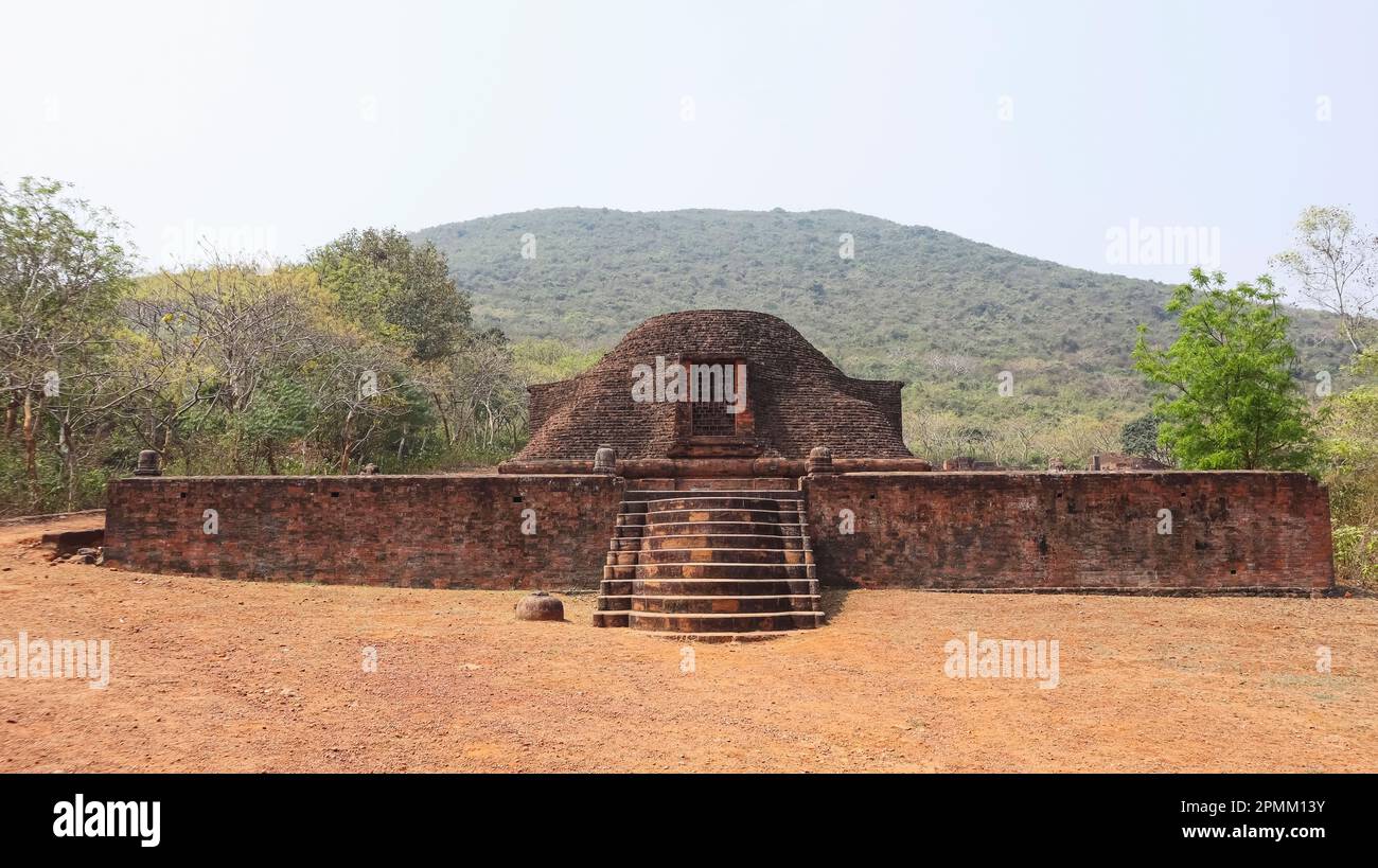 Vista di Maha Stupa, monastero buddista di Udaygiri, Jaipur, Odisha, India. Foto Stock