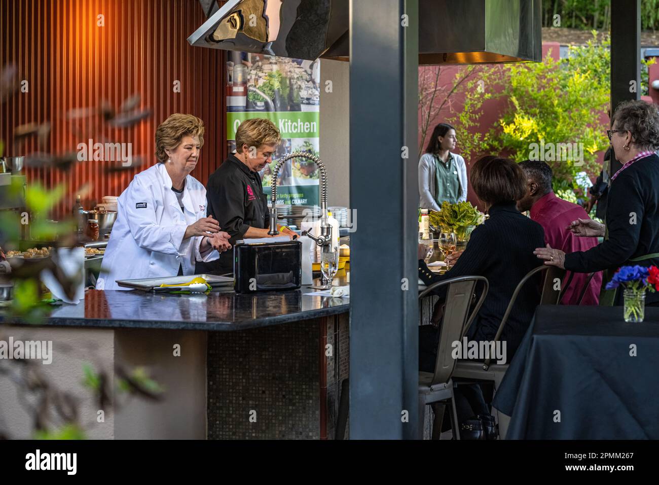 Dimostrazione di cucina durante l'Atlanta Botanical Garden's ben stagionato Chef Series nell'area eventi Outdoor Kitchen del giardino. (USA) Foto Stock