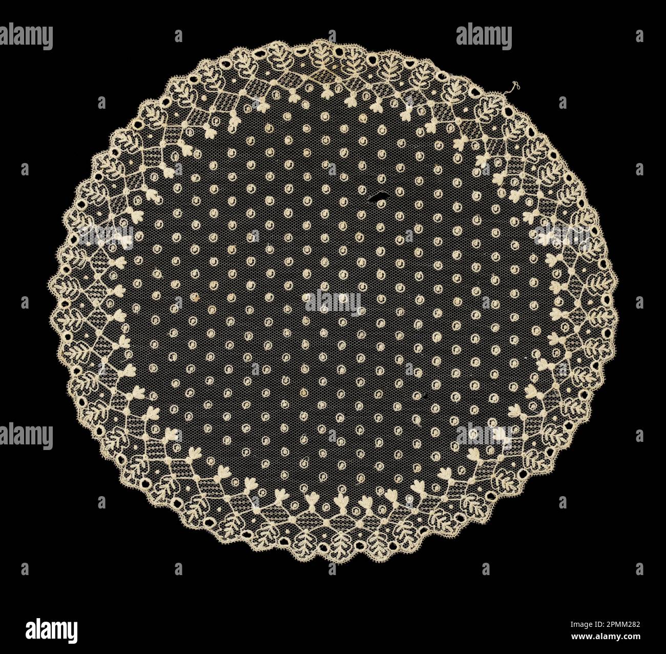 Doily (Inghilterra); lino; larghezza: 29,2 cm (11 1/2 pollici); 1933-1-193 Foto Stock