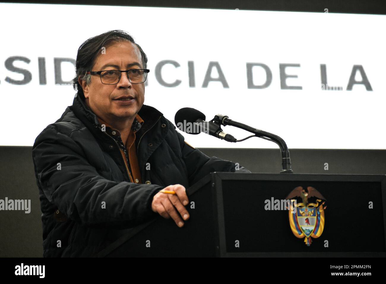 il presidente colombiano Gustavo Petro parla durante un evento locale che consegna generi alimentari ai proprietari di piccole imprese del mercato nella città colombiana meridionale di Pasto, il 13 aprile 2023. Foto di: Camilo Erasso/Long Visual Press Foto Stock