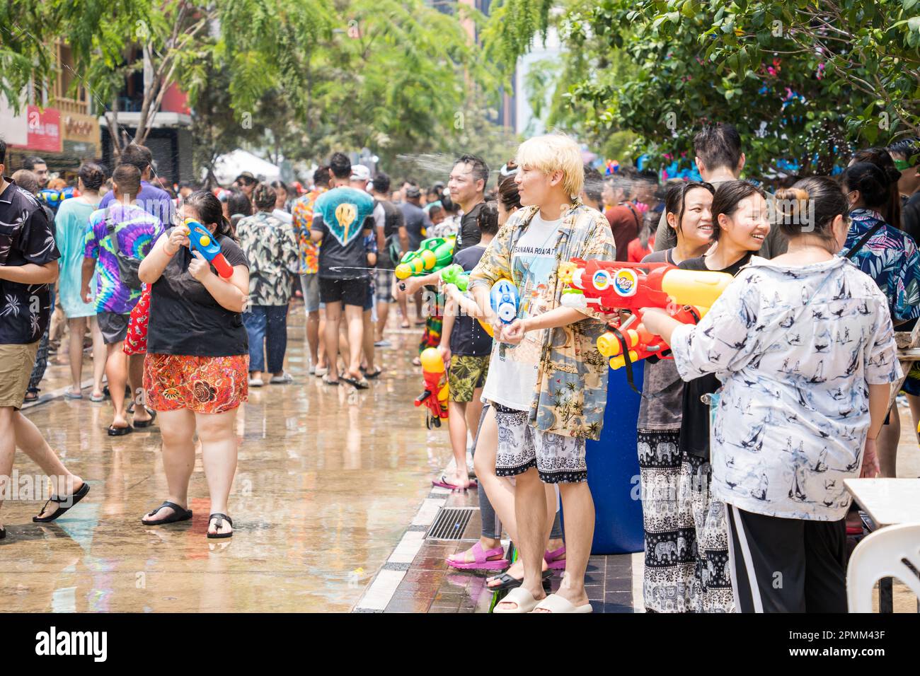 Siam Square, Bangkok, Thailandia - Apr 13, 2023 breve azione di persone si unisce alle celebrazioni del Capodanno tailandese o Songkran in Siam Square Bangkok, Thail Foto Stock