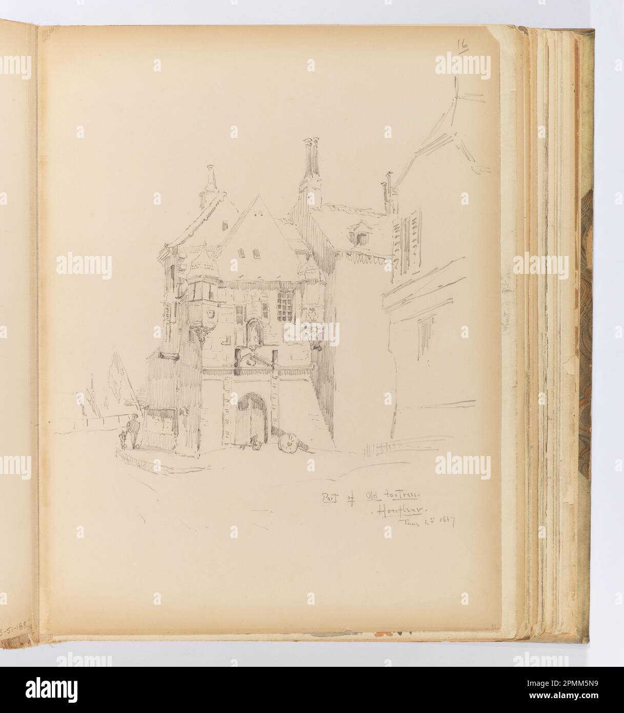 Album Page, Part of Old Fortress, Honfleur; Whitney Warren Jr. (Americano, 1864–1943); Francia; grafite su carta spessa in tela di panna inserita nella rilegatura con tessuto; 31,5 x 24 cm (12 3/8 x 9 7/16 in.), irregolare Foto Stock Album Page, Part of Old Fortress, Honfleur; Whitney Warren Jr. (Americano, 1864–1943); Francia; grafite su carta spessa in tela di panna inserita nella rilegatura con tessuto; 31,5 x 24 cm (12 3/8 x 9 7/16 in.), irregolare Foto Stock