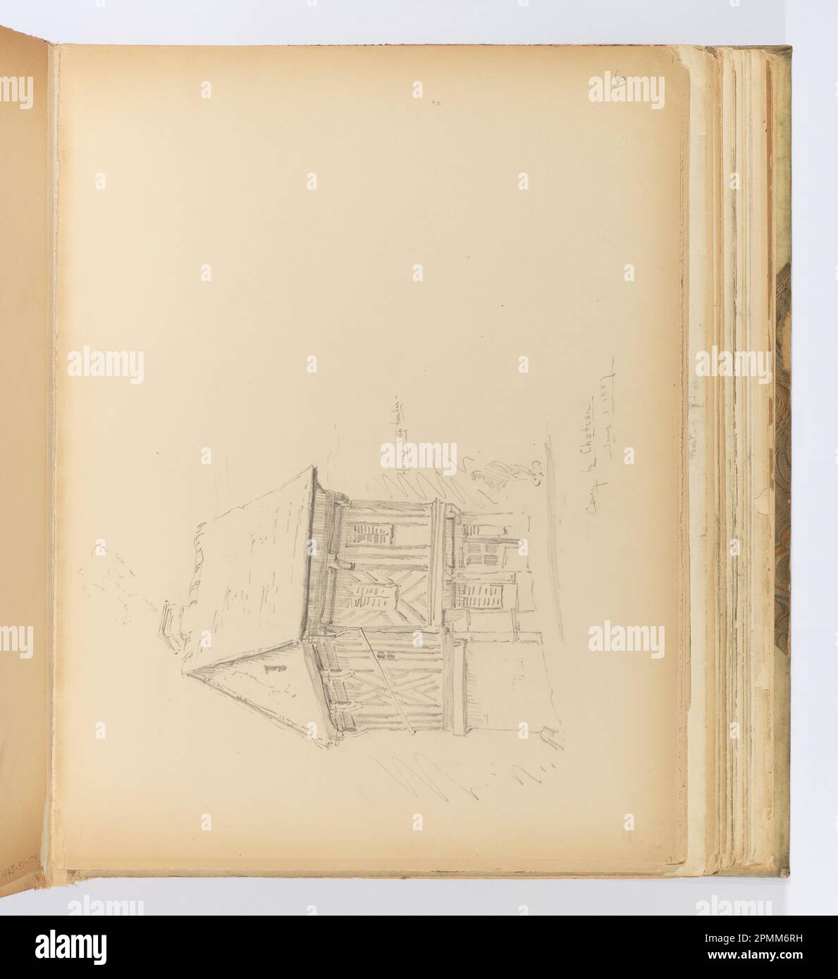 Pagina dell'album, edificio a graticcio, Coucy-le-Château; Whitney Warren Jr. (Americano, 1864–1943); Francia; grafite su cartone biancastro con punta in tessuto; 24 x 31,5 cm (9 7/16 x 12 3/8 in.), irregolare Foto Stock Pagina dell'album, edificio a graticcio, Coucy-le-Château; Whitney Warren Jr. (Americano, 1864–1943); Francia; grafite su cartone biancastro con punta in tessuto; 24 x 31,5 cm (9 7/16 x 12 3/8 in.), irregolare Foto Stock