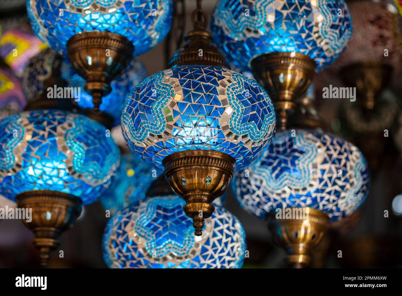 Colorata lampada turca sospesa sul soffitto del Dubai Gold Souk Bazaar,  lampade multicolore per la decorazione degli interni, migliori posti da  visitare a Du Foto stock - Alamy