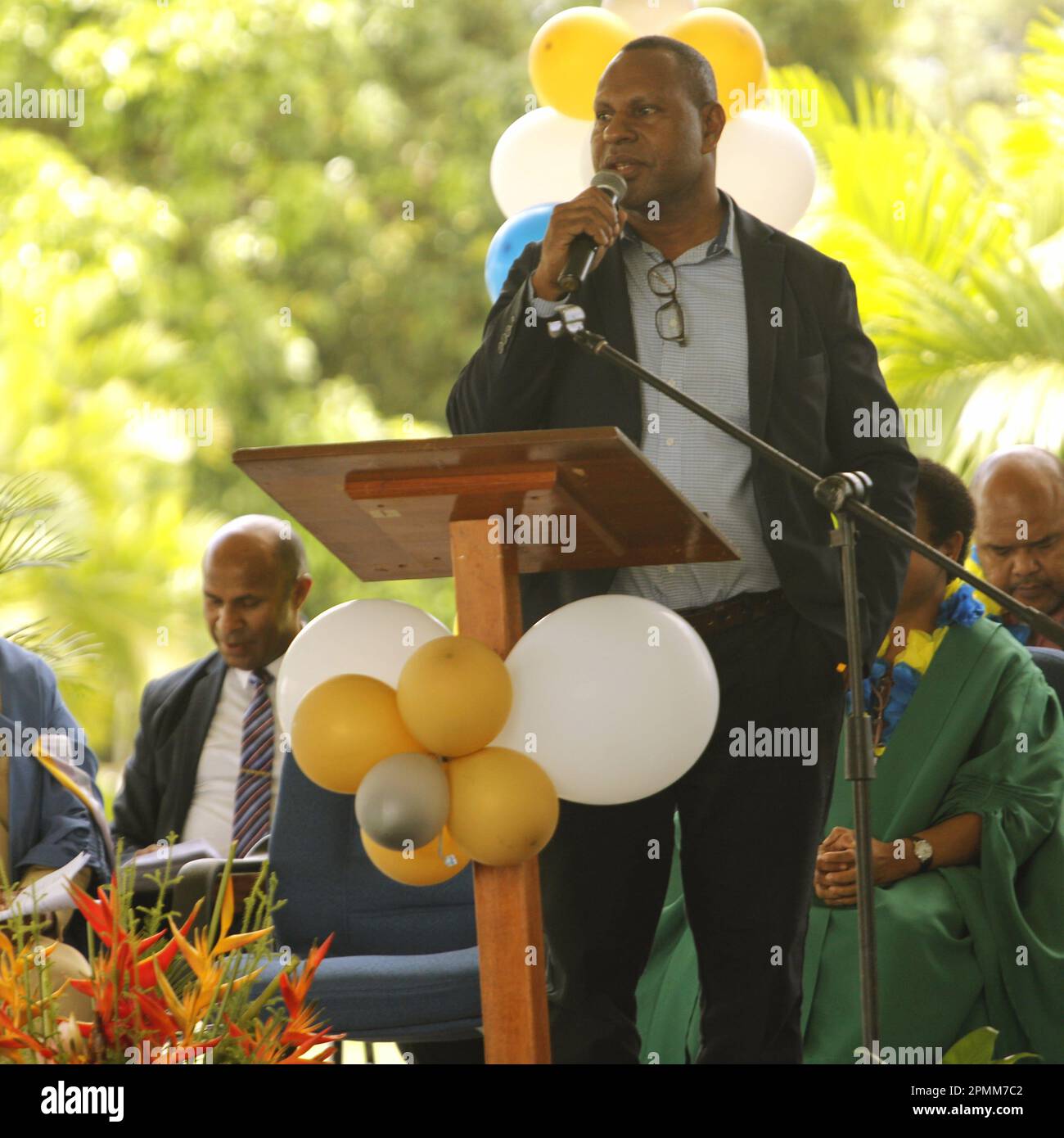Joseph Yopyyopy, deputato del PNG, ha tenuto un discorso di apertura alla quinta cerimonia di laurea SILAG in Papua nuova Guinea. Foto Stock
