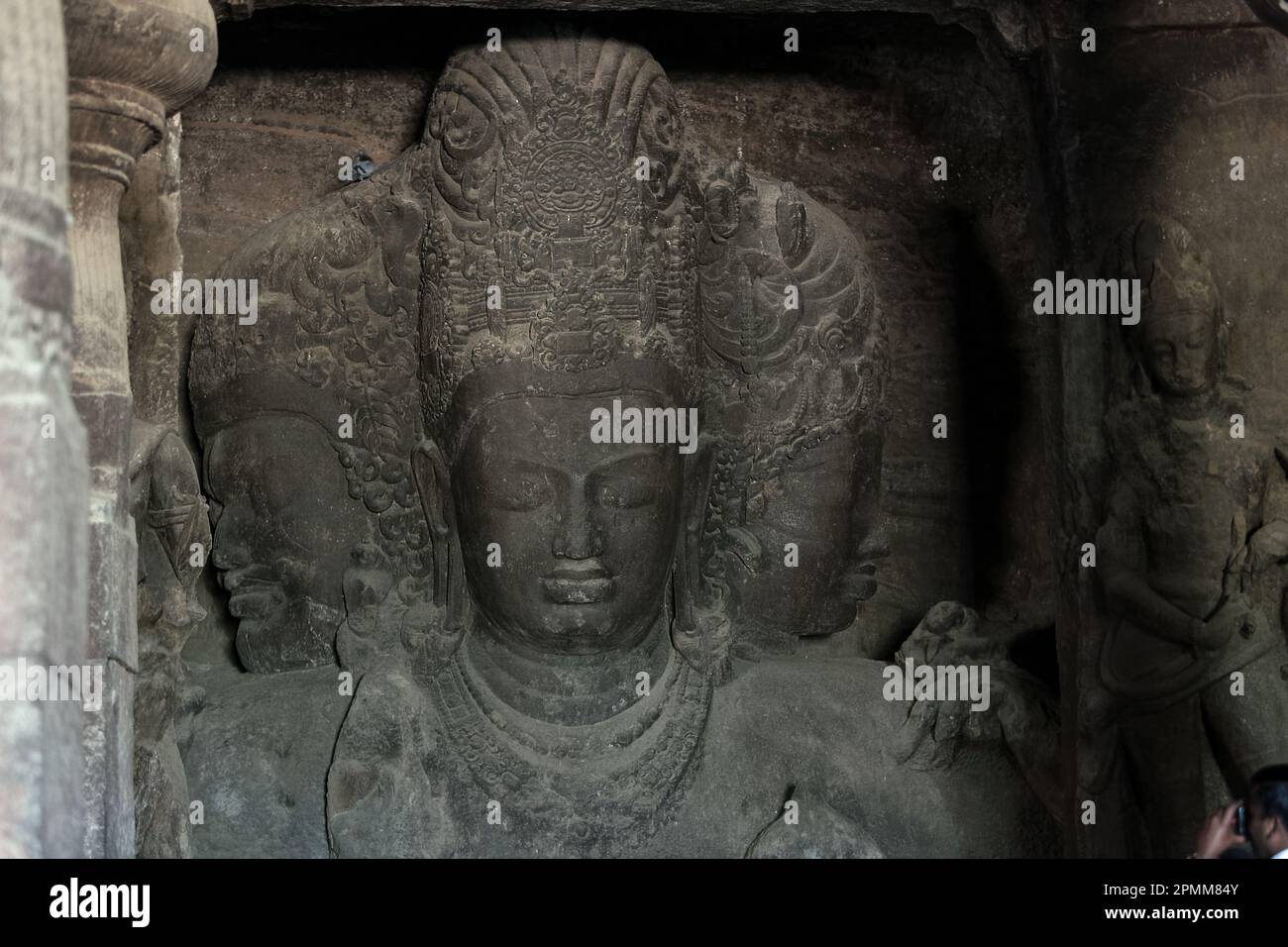 12 12 2006 Cave tempio, una scultura di Shiva Trimurti 6th ° secolo, patrimonio dell'umanità dell'UNESCO, isola di Elefanta vicino Bombay Mumbai India Foto Stock