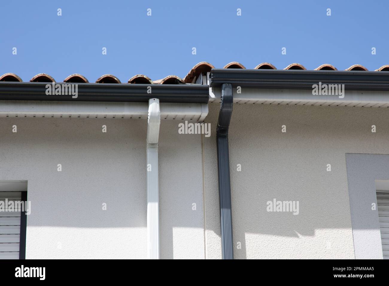 bordo bianco grigio delle grondaie del tetto delle case semi-staccate sistema di protezione delle grondaie in alluminio Foto Stock