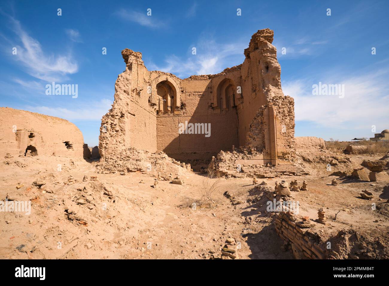Le pareti sgretolanti dei resti della madrasa Khalifa Yerezhep. Presso la necropoli di Mizdakhan vicino a Nukus, Karakalpakstan, Uzbekistan. Foto Stock