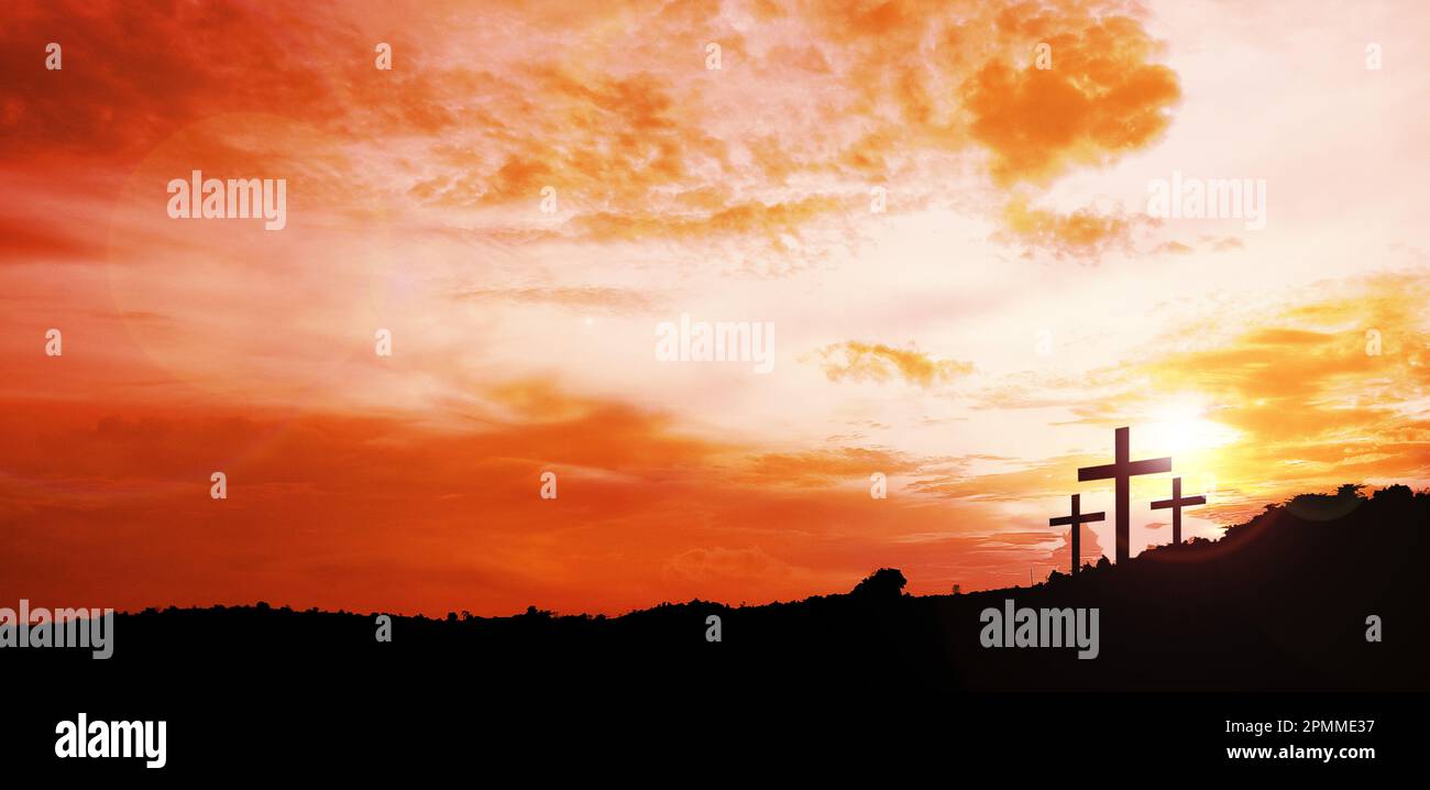 Croce di Gesù Cristo su sfondo cielo tramonto. Culto cristiano e concetto di lode. Foto Stock