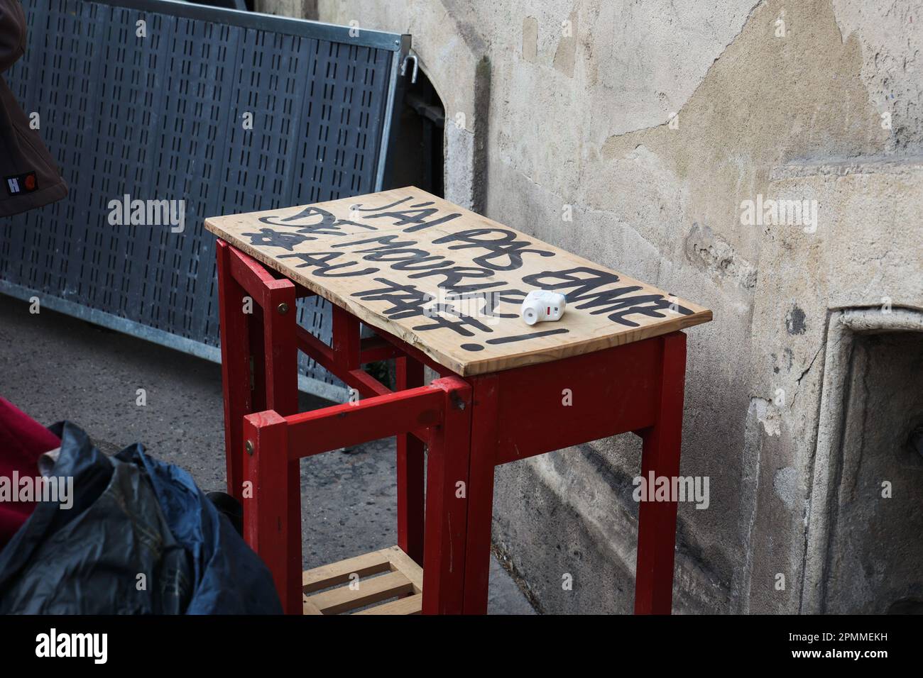 Parigi, Francia. 13th Apr, 2023. Un segno di legno con l'iscrizione 'non voglio morire sul lavoro' Anti-macron blocco del liceo Colbert il giorno della dodicesima manifestazione contro la riforma delle pensioni, il 13 aprile 2023 a Parigi. Foto di Christophe Michel/ABACAPRESS.COM Credit: Abaca Press/Alamy Live News Foto Stock