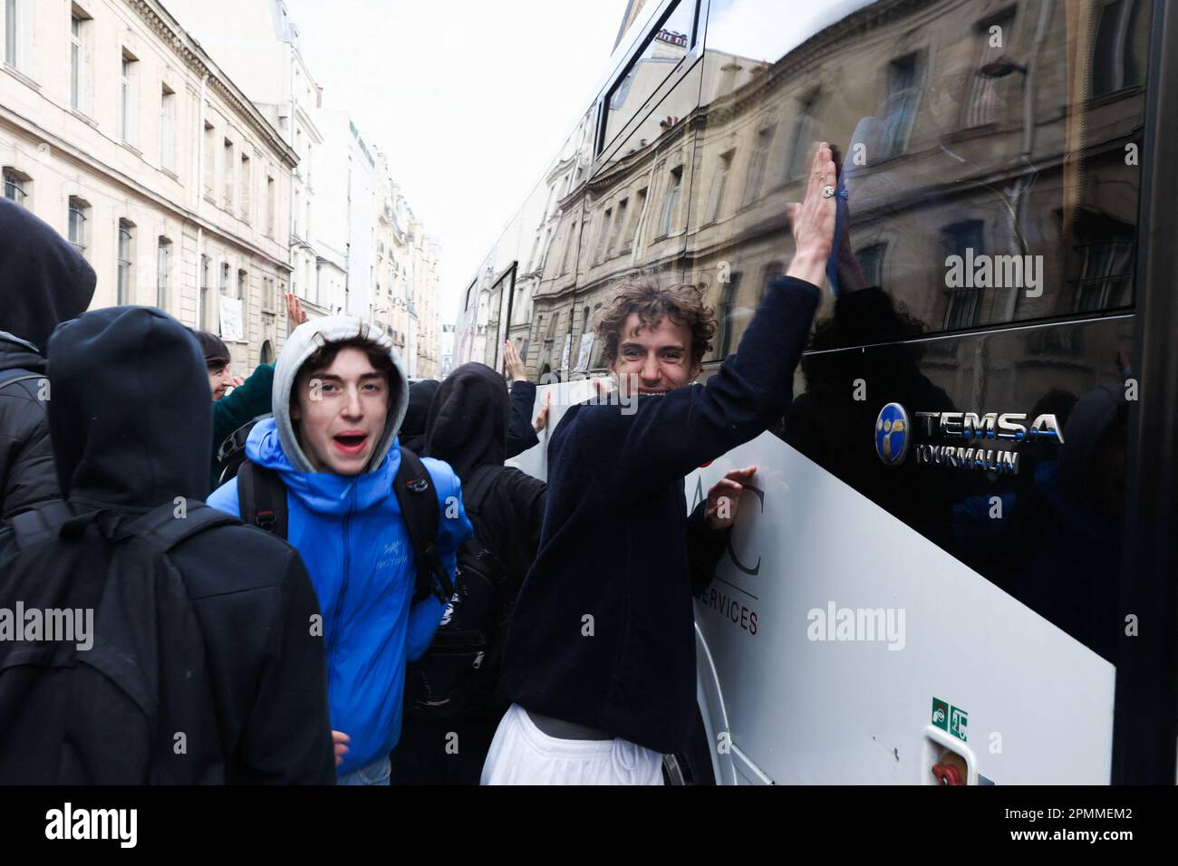 Parigi, Francia. 13th Apr, 2023. Un gruppo di studenti delle scuole superiori ha colpito un autobus. Blocco anti-macron del liceo Colbert il giorno della dodicesima manifestazione contro la riforma pensionistica, il 13 aprile 2023 a Parigi. Foto di Christophe Michel/ABACAPRESS.COM Credit: Abaca Press/Alamy Live News Foto Stock