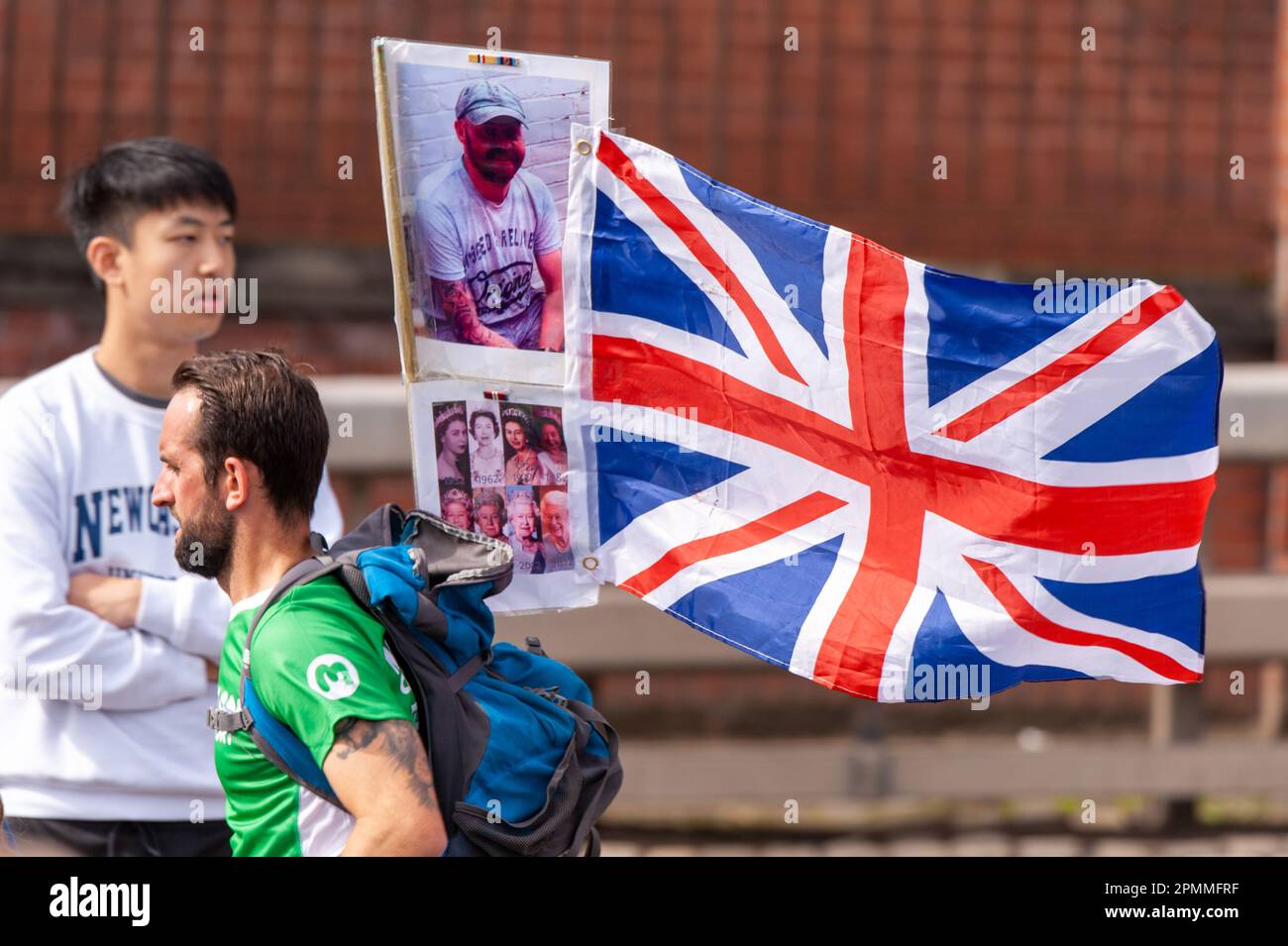 Runner and flag, Great North Run 2022, Newcastle upon Tyne, Regno Unito Foto Stock