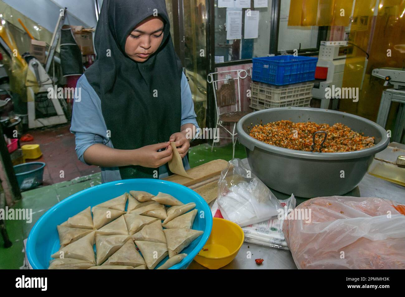 Un lavoratore produce pane di canna in un Medio Oriente congelato alimentare casa industria, Ka Nung Bogor, Bogor City, Indonesia, aprile 6, 2023. Foto Stock