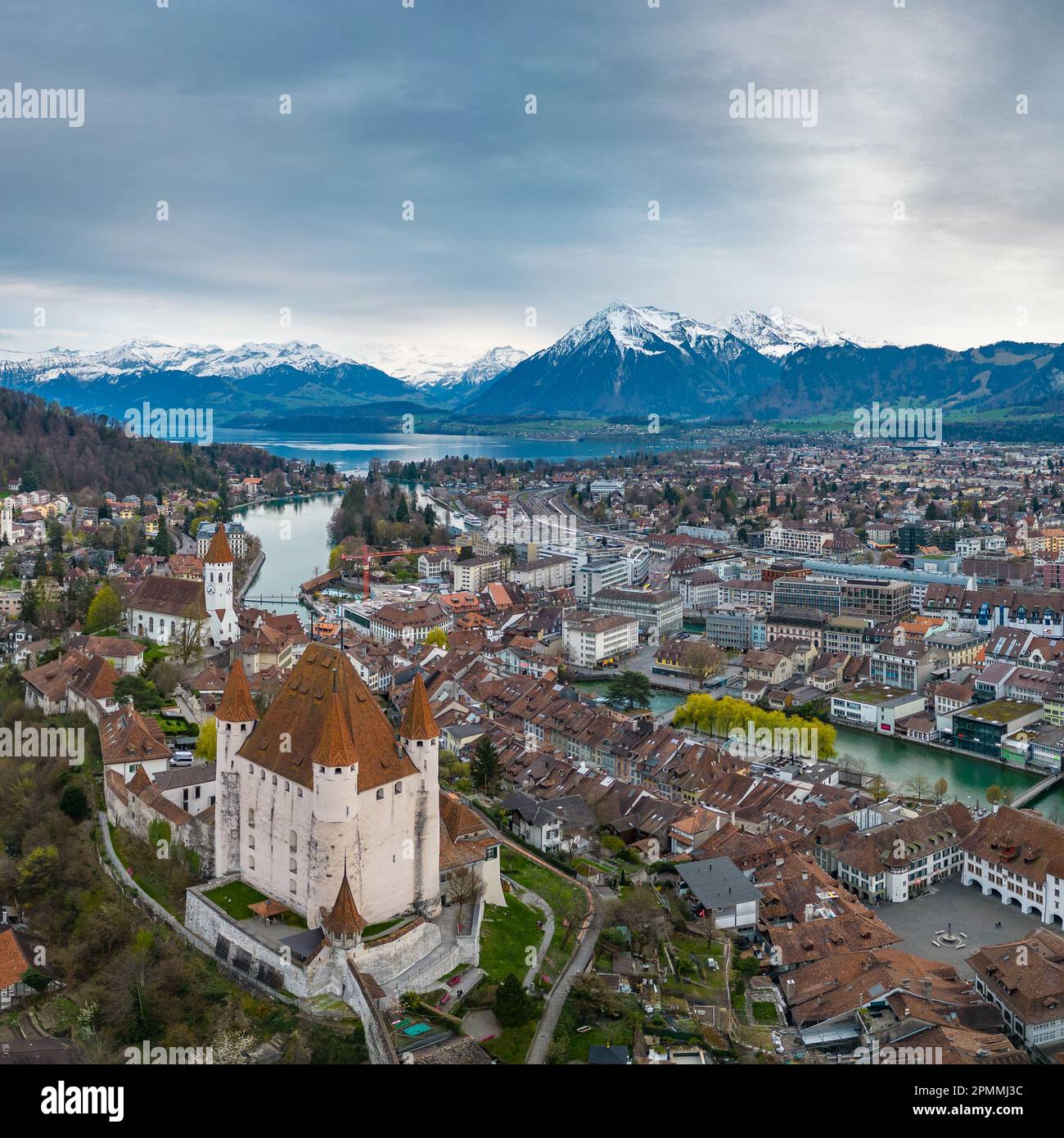 Vista panoramica aerea del castello di Thun nella città di Thun, Svizzera Foto Stock