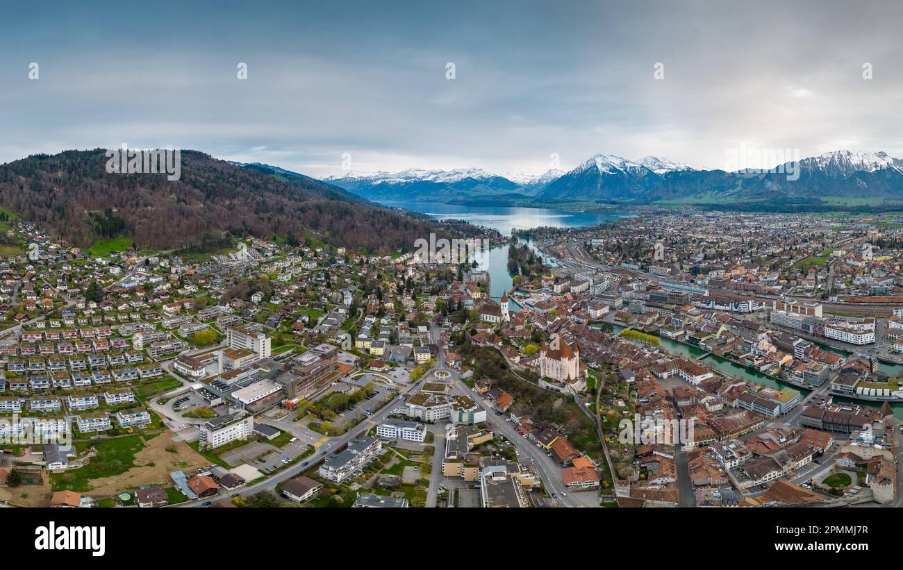 Vista panoramica aerea del castello di Thun nella città di Thun, Svizzera Foto Stock