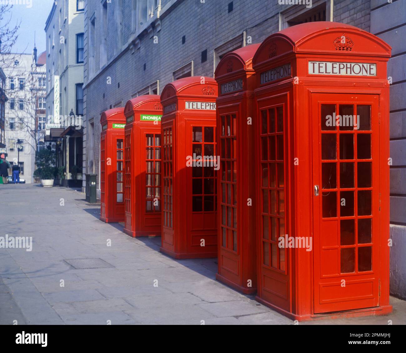 1987 CHIOSCO ROSSO A FILA STORICA NO.6 SCATOLE TELEFONICHE PUBBLICHE (©GILES GILBERT SCOTT 1935) BROAD STREET COVENT GARDEN LONDRA INGHILTERRA REGNO UNITO Foto Stock