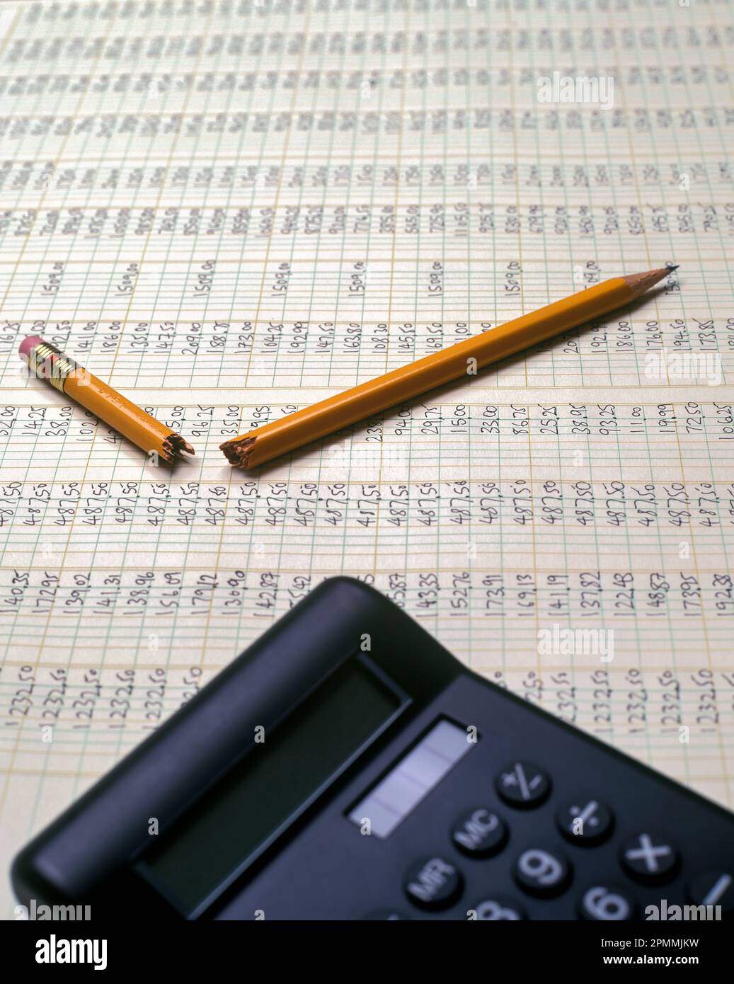 1989 STORICA MATITA SPEZZATA SCATTATA IN METÀ CARTA HOME CONTI LEDGER CALCOLATRICE ELETTRICA Foto Stock