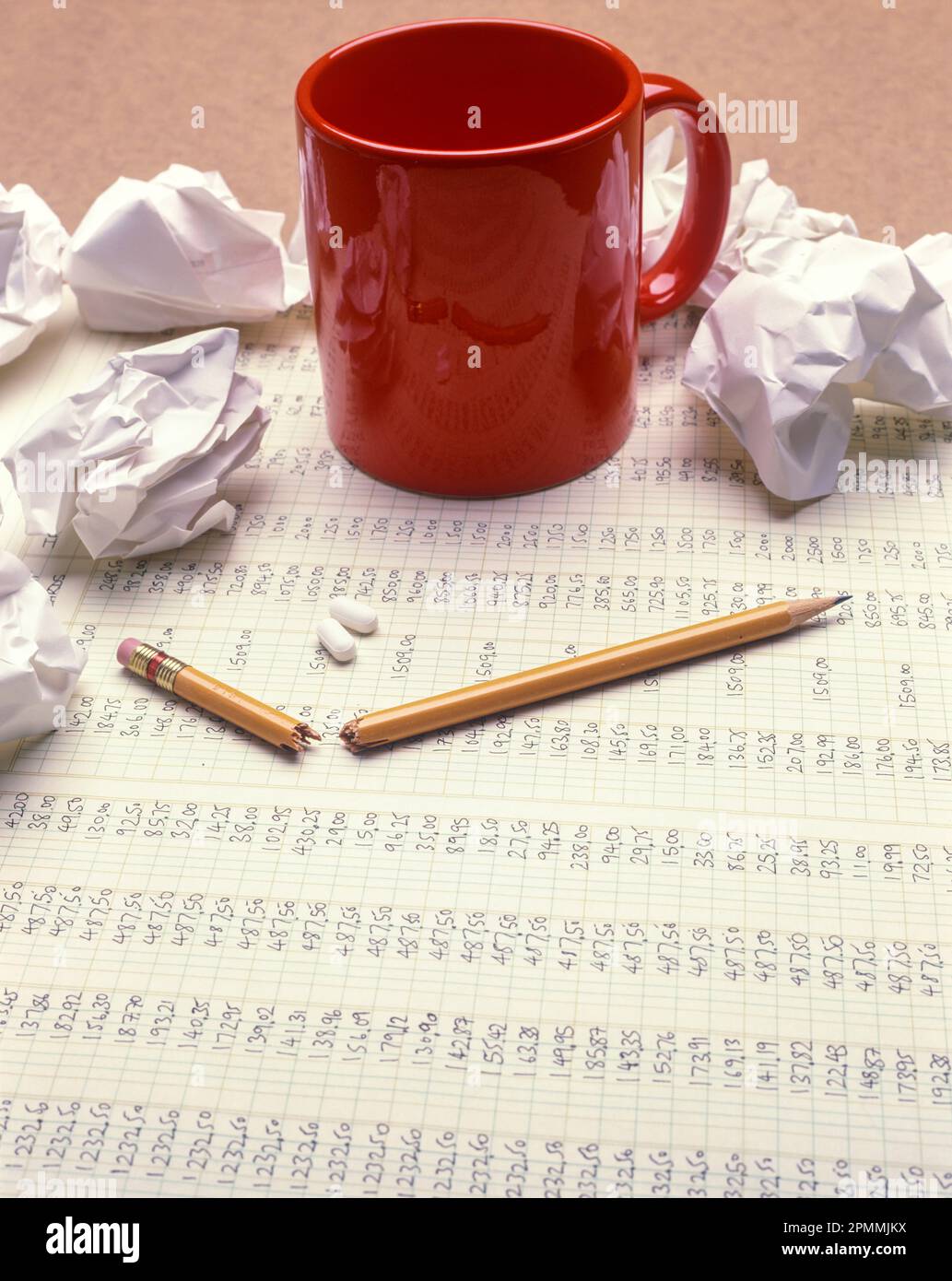 1989 STORICA MATITA SPEZZATA SCATTATA A METÀ SU HOME CONTI TAZZA DI CAFFÈ ROSSO Foto Stock