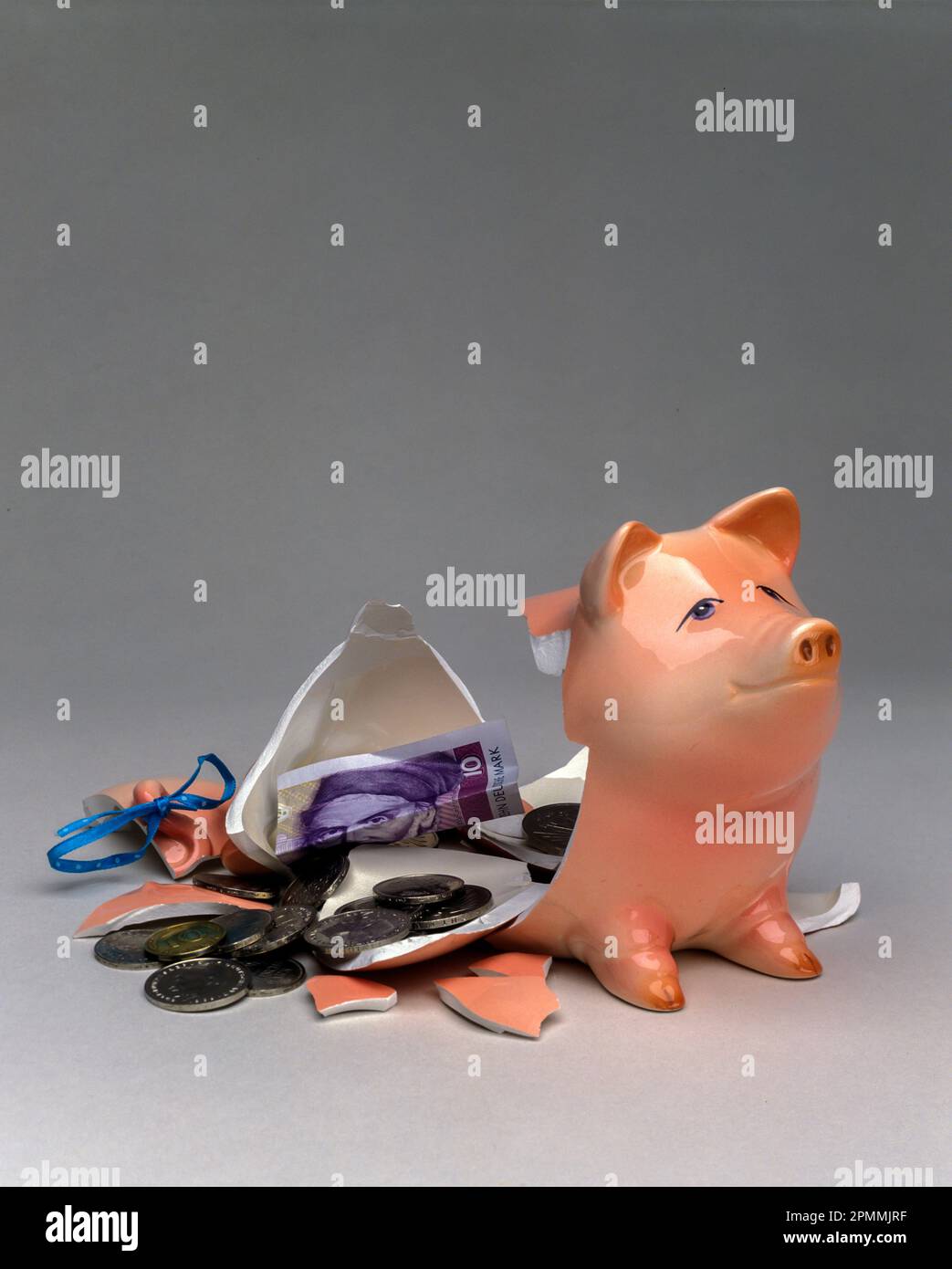 1991 STORICO SMASHED PIGGY BANK DEUTSCHE MARK BANK NOTA TEDESCA Foto Stock