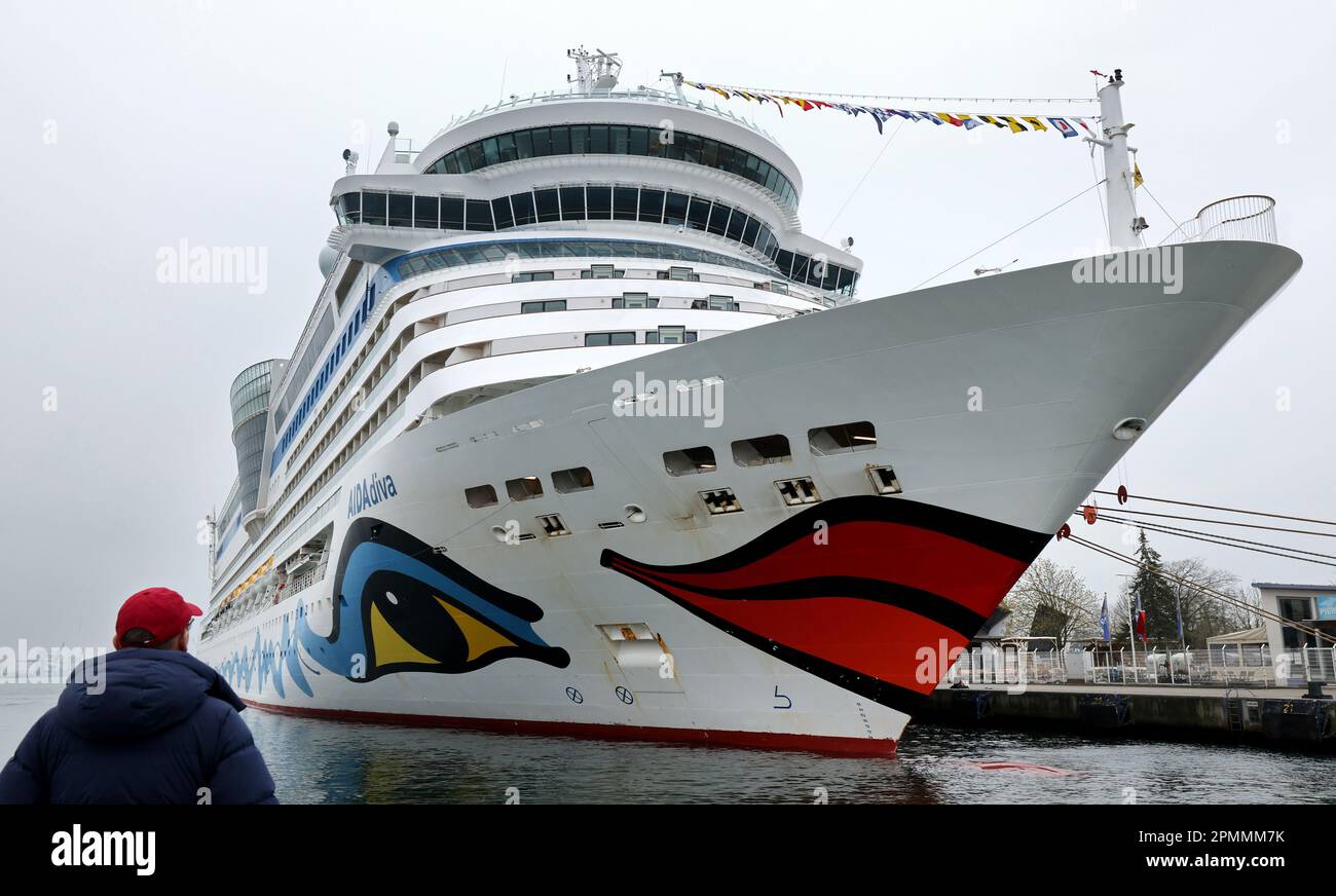 14 aprile 2023, Meclemburgo-Pomerania occidentale, Warnemünde: L'Aidadiva è ormeggiata al terminal delle navi da crociera della località del Mar Baltico. La nave apre la stagione di crociera di quest'anno, quando sono previste 134 chiamate di nave. Quest'anno a Rostock-Warnemünde saranno ormeggiate 31 navi da crociera di 22 compagnie internazionali. Foto: Bernd Wüstneck/dpa Foto Stock