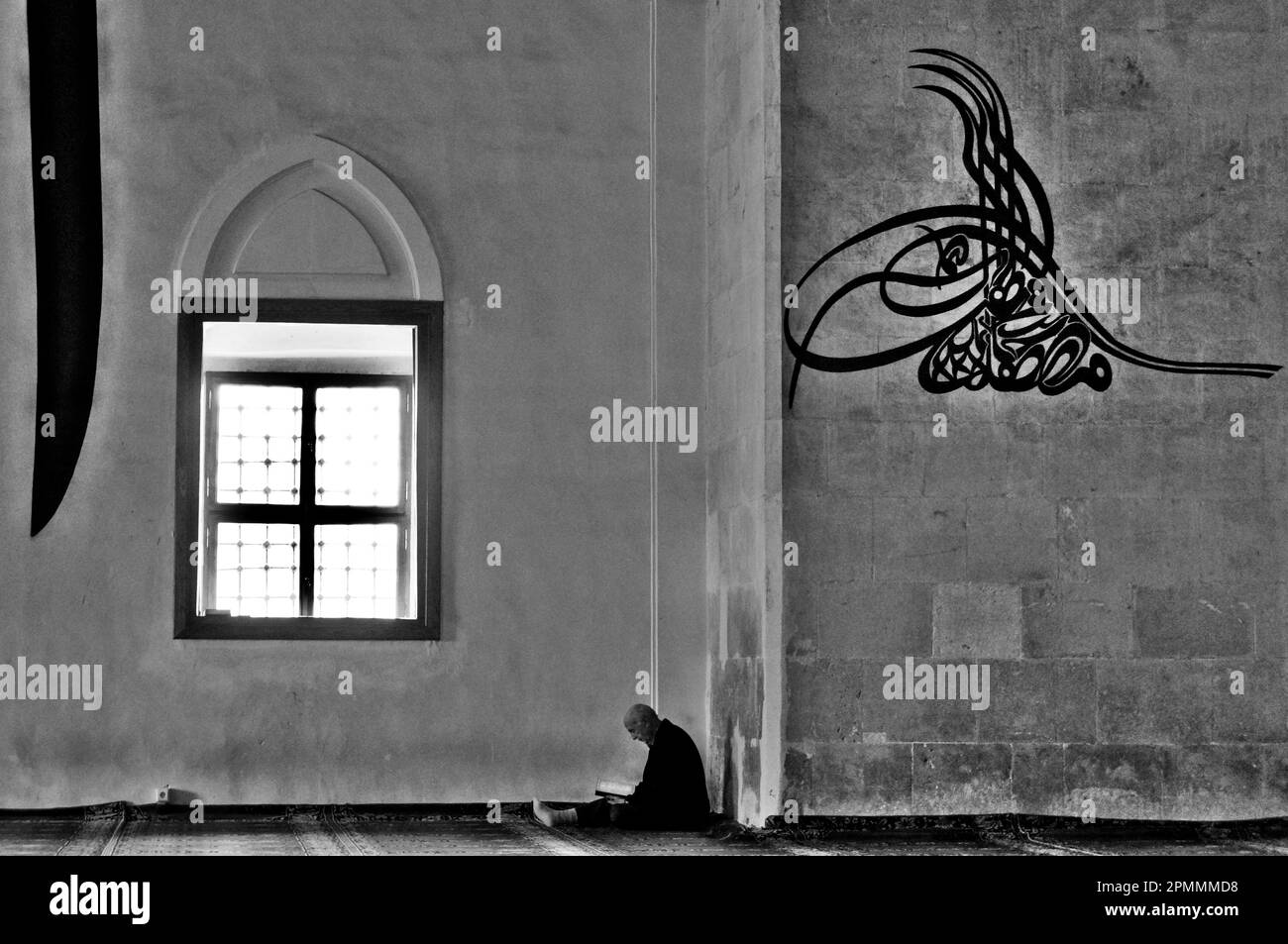 Una preghiera leggendo il Corano Sacro nella Vecchia Moschea, Edirne, Turchia Foto Stock