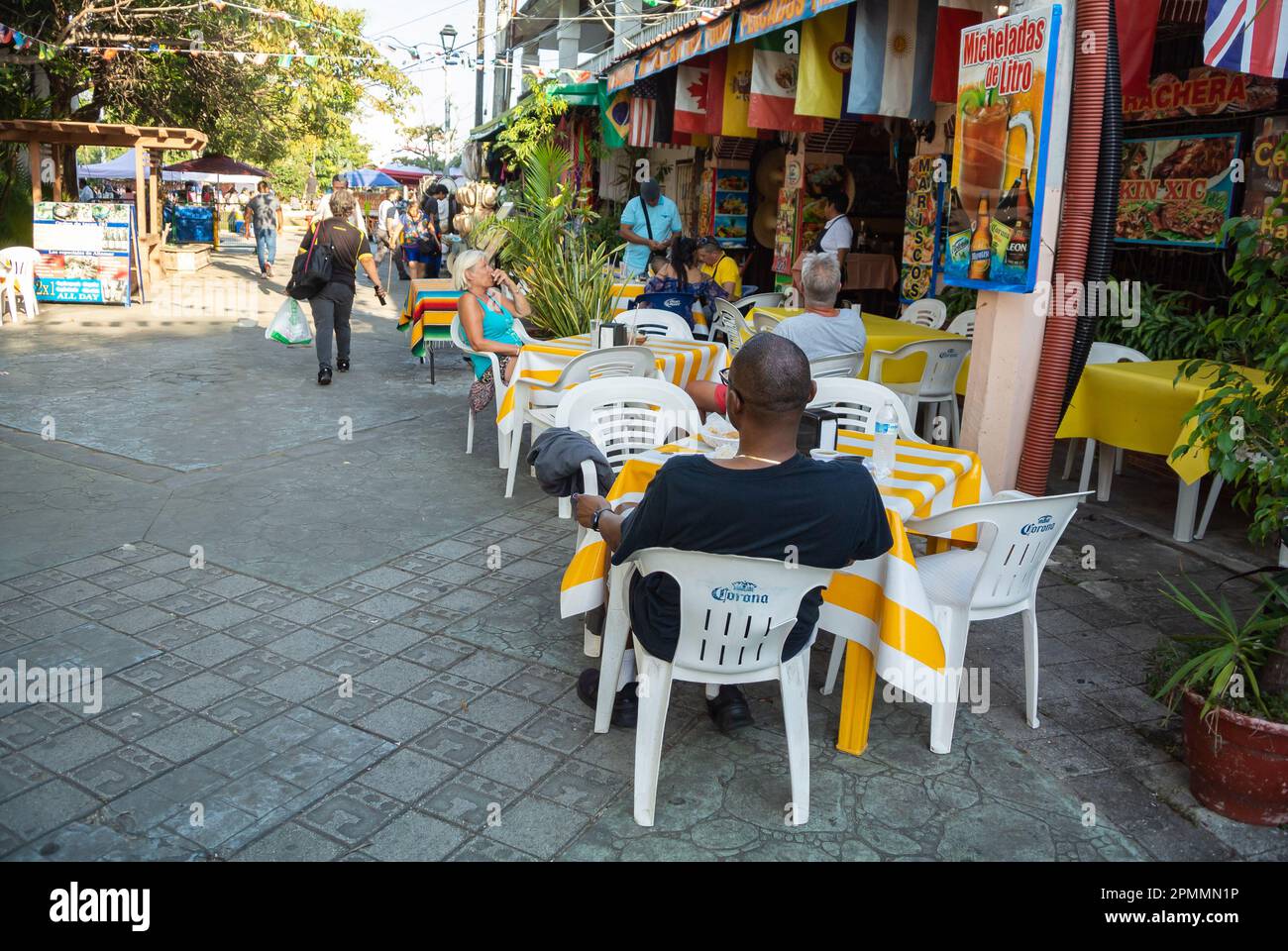 Cancun, Quintana Roo, Messico, persone messicane su una terrazza di cibo messicano ristorante. Foto Stock