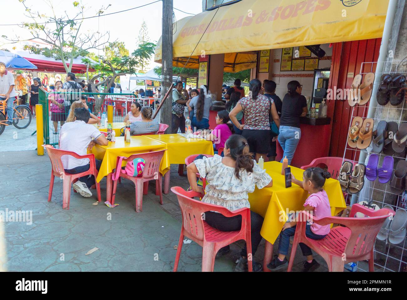 Cancun, Quintana Roo, Messico, persone messicane su una terrazza di cibo messicano ristorante. Foto Stock