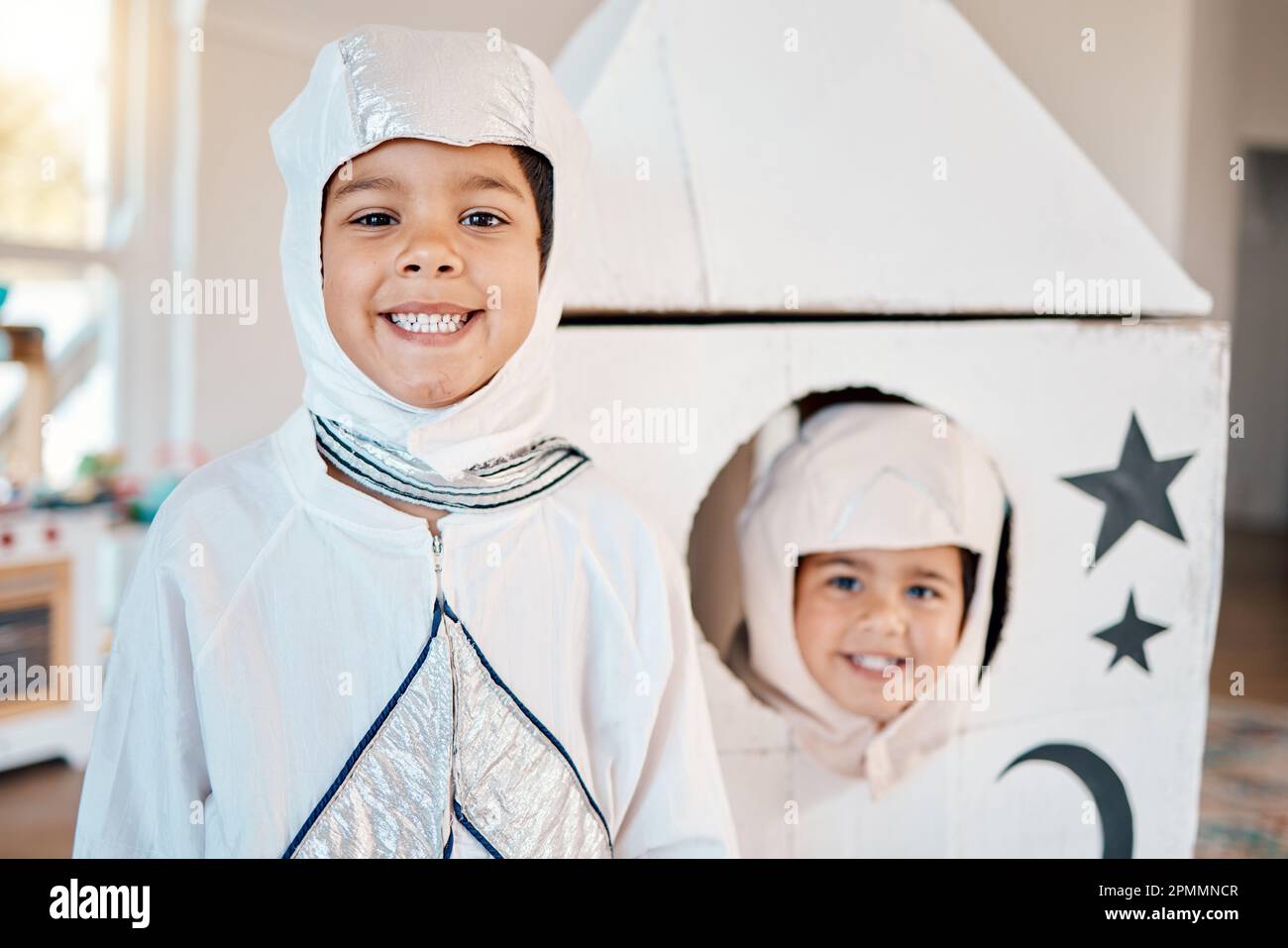 Ritratto astronauta, astronave e bambini felici, creativi e di gioco spazio  di viaggio, giochi di fantasia casa o fingere razzo. Esplora il volo e il  divertimento di Halloween Foto stock - Alamy