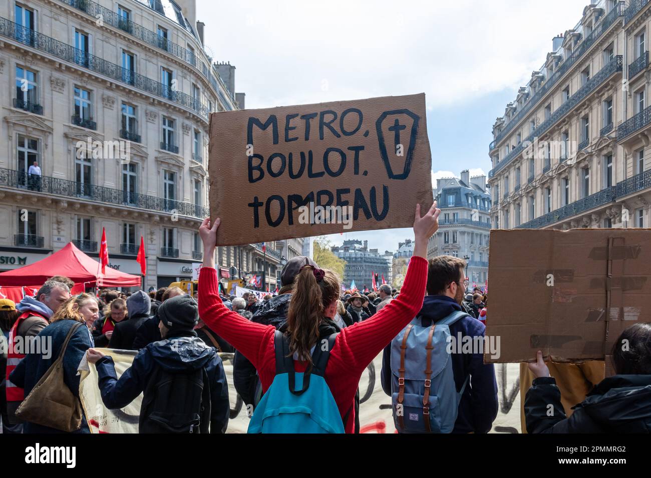 Protesta femminile con un segno che dice in francese 'metro boulot tombeau' (cioè 'metro work grave') durante una protesta contro la riforma pensionistica Foto Stock