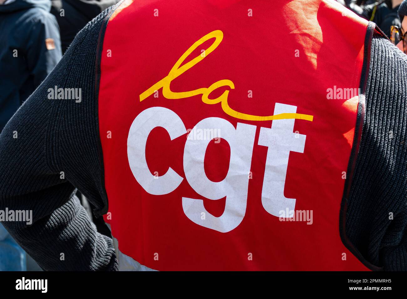 Primo piano del logo dell'organizzazione sindacale francese CGT (Confederazione Generale del lavoro) stampato su un giubbotto rosso fotografato durante una protesta Foto Stock
