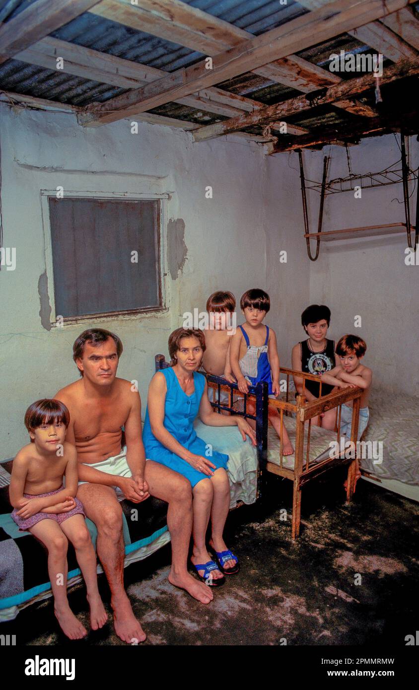 Argentina, Buenos Aires. Famiglia all'interno della loro casa. Foto Stock