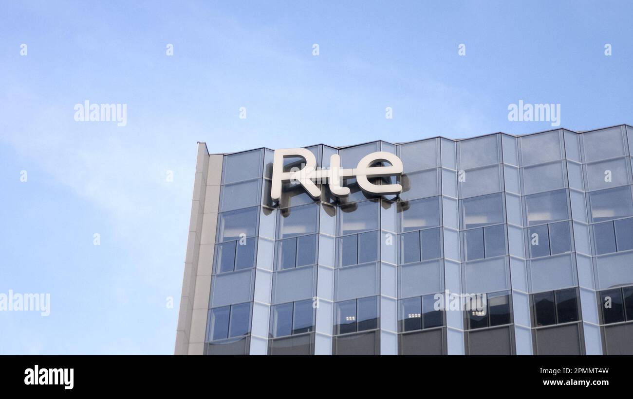 Il logo RTE Réseau de Transport d'Électricité (rete di trasmissione elettrica) sulla parte superiore della sede. Logo di RTE sull'edificio di la DEF Foto Stock