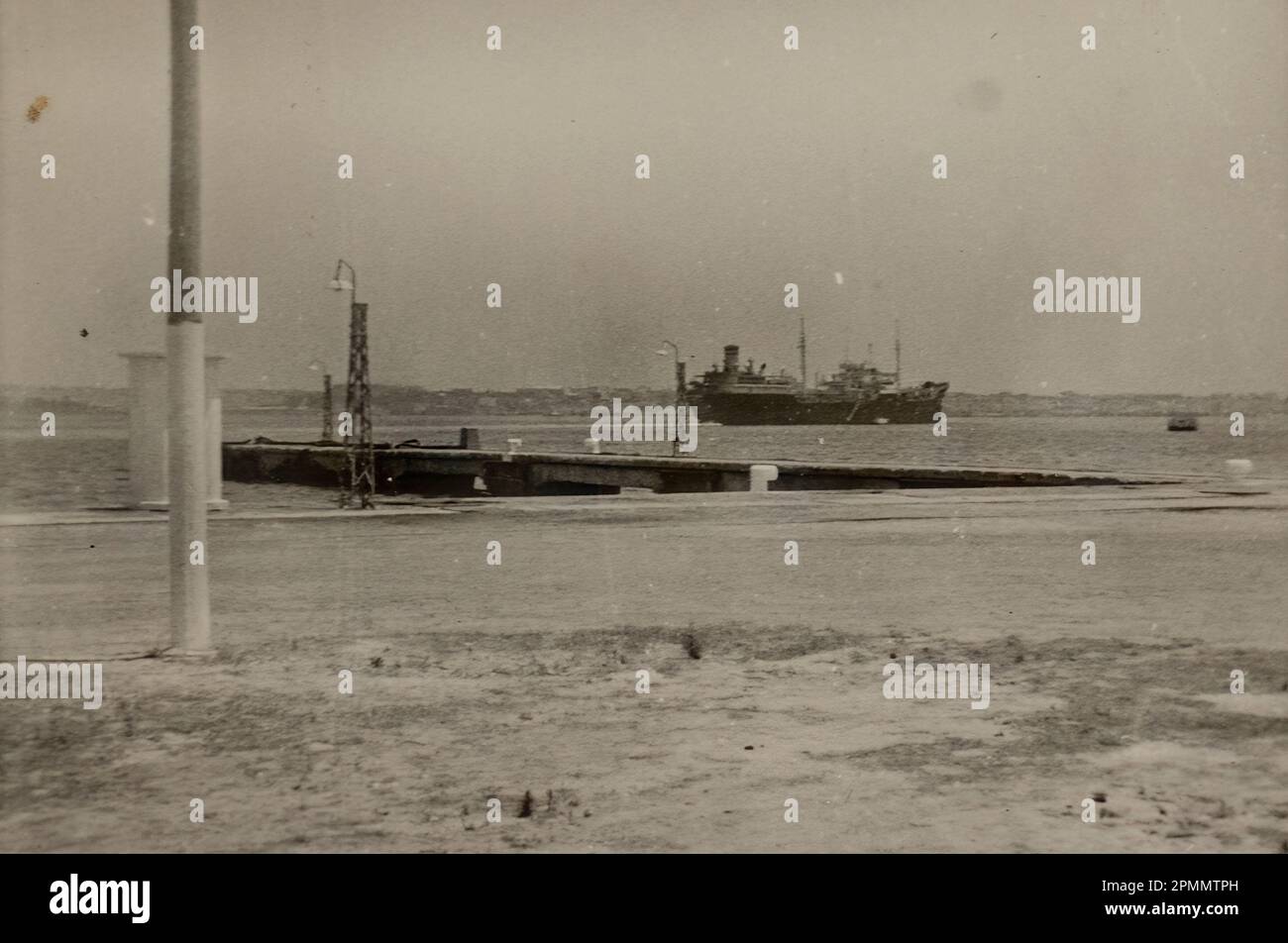 Roma, Italia maggio 1951: Una nave classica arriva maestosamente in un porto italiano, evocando un'era passata del commercio marittimo e dei viaggi. Foto Stock