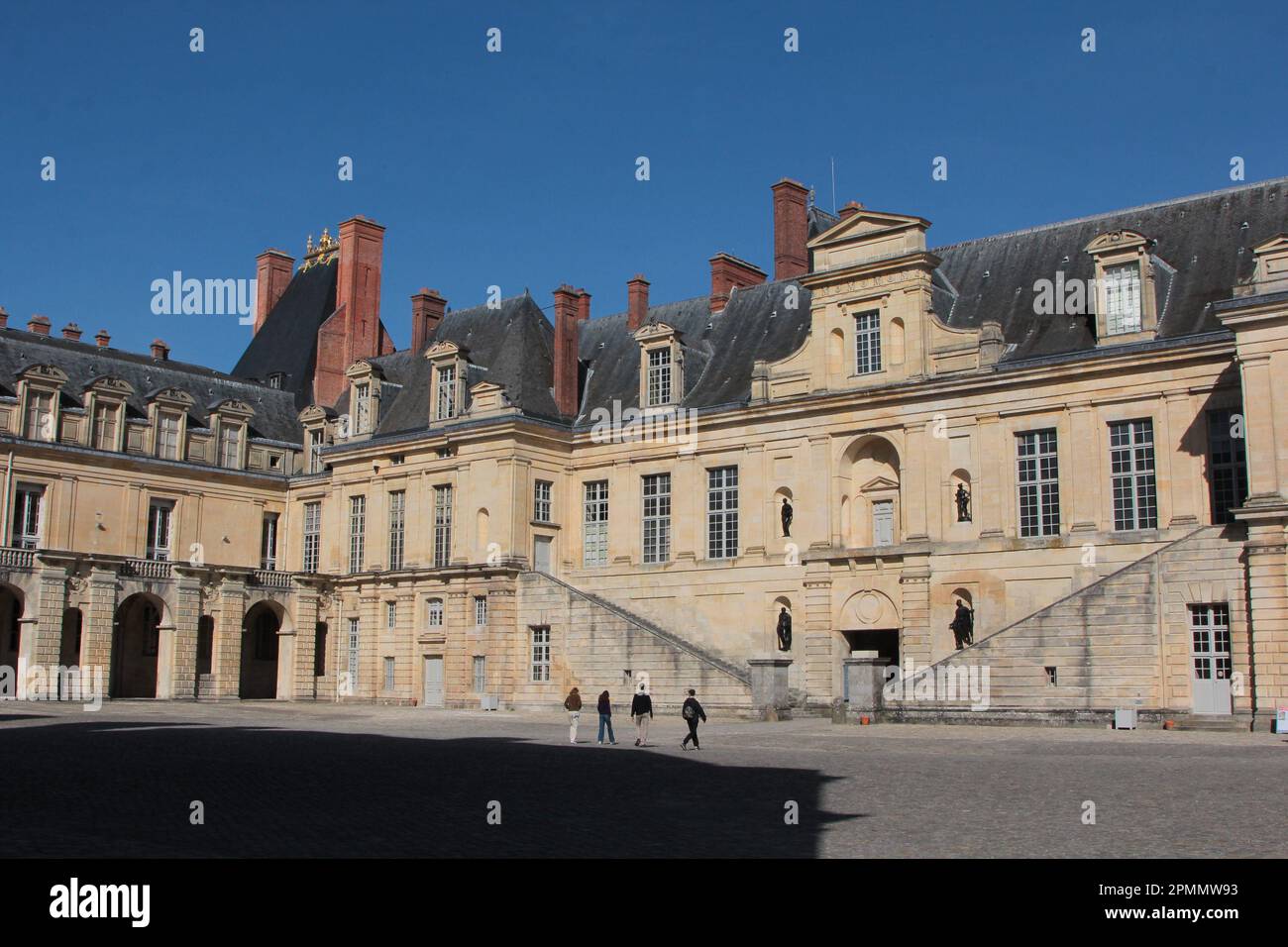 Palazzo Fontainebleau: L'Aile de la Belle Cheminée costruito tra il 1568-1570 dall'architetto italiano Francesco Primaticcio sulla Cour de la Fontaine Foto Stock