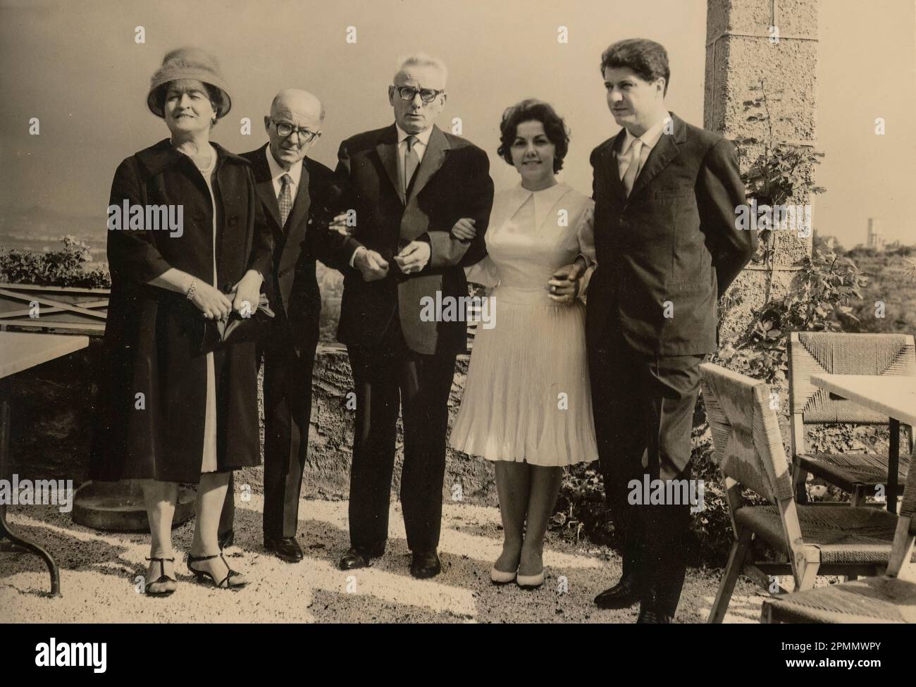 Roma, Italia maggio 1951: Ritratto vintage di una coppia sposata e dei loro figli, catturato negli anni '1940s. Un ricordo di famiglia amato. Foto Stock