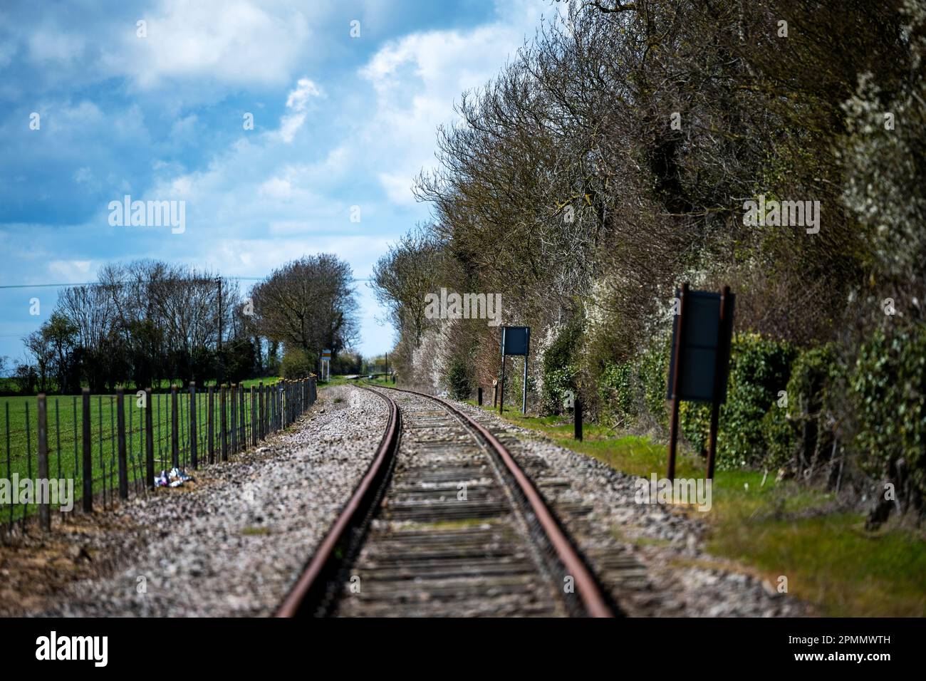 Linea ferroviaria a binario unico dalla linea di diramazione East Suffolk fino alla fermata di Leiston per il trasporto delle scorie nucleari dalla centrale di Sizewell. Foto Stock