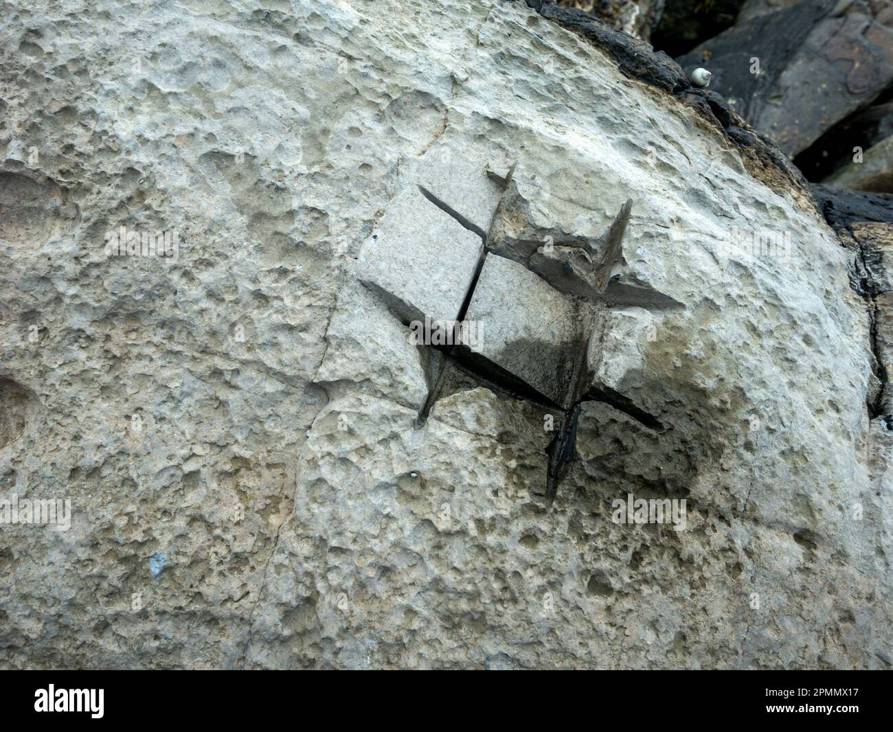 Il campionamento del nucleo di roccia grezza con la smerigliatrice angolare taglia il masso sulla spiaggia di Elgol, Isola di Skye, Scozia, Regno Unito Foto Stock