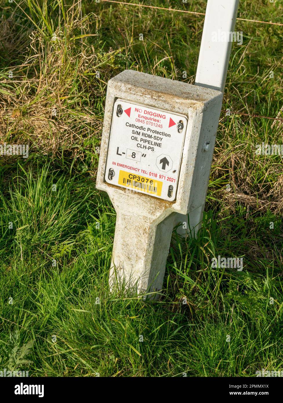 Cartello segnaletico concreto "No scaving catodic Protection Oil Pipeline", Belvoir, Leicestershire, Inghilterra, Regno Unito Foto Stock