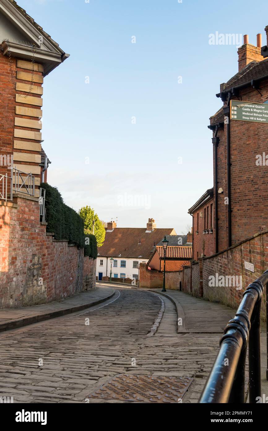 Vista lungo Danesgate dalla ripida collina Lincoln città vecchia 2023 Foto Stock