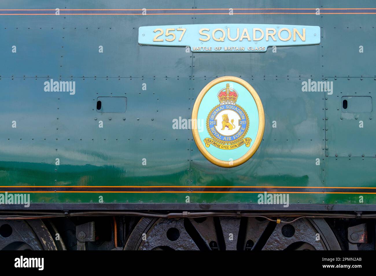 Logo distintivo 277 Squadron su motore a vapore vintage su Kent & East Sussex Railway, Kent, UK Foto Stock
