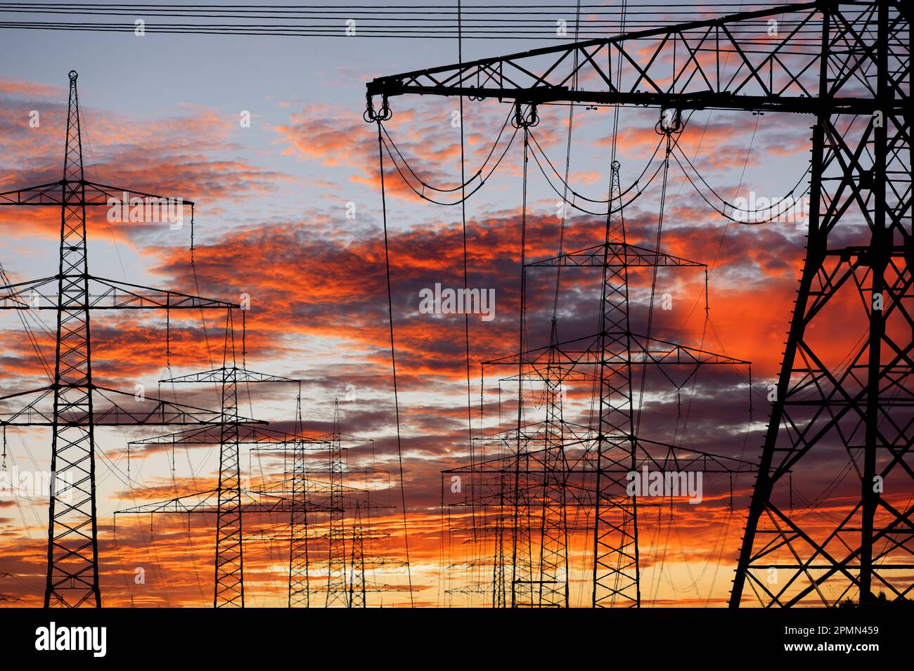 piloni ad alta tensione per la trasmissione di energia Foto Stock