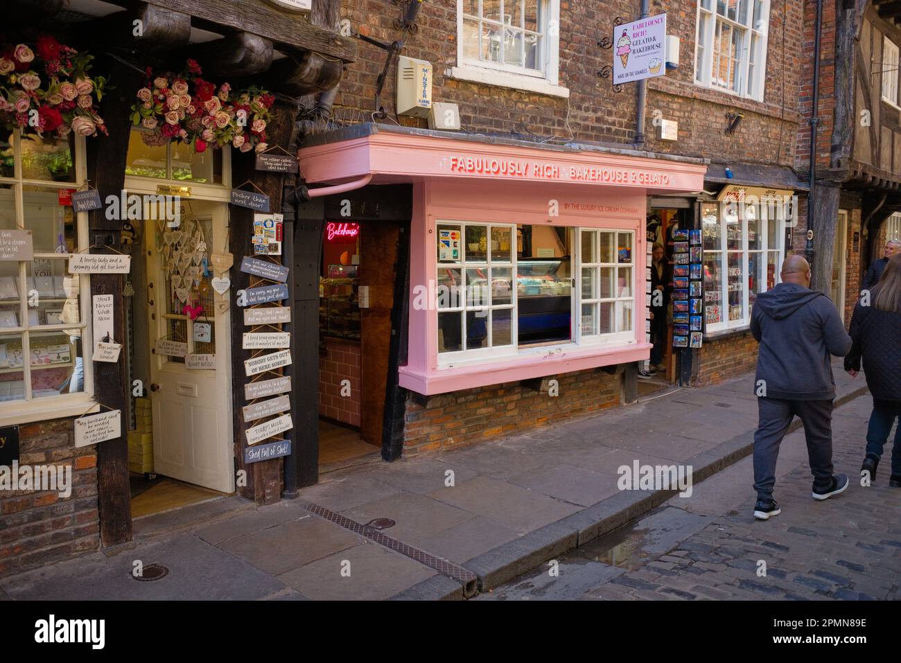 Il paniere e gelateria nello Shambles di York Foto Stock