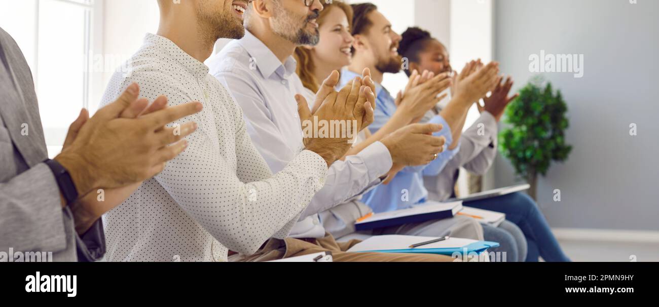 Le persone che sono soddisfatti con grande presentazione aziendale sono applaudenti dopo la riunione è finita. Foto Stock