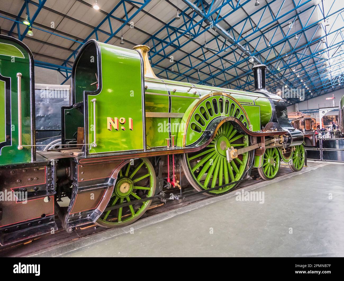 Immagine generale all'interno del National Railway Museum di York, vista qui con la locomotiva a corsa singola Great Northern Railways Sterling Foto Stock