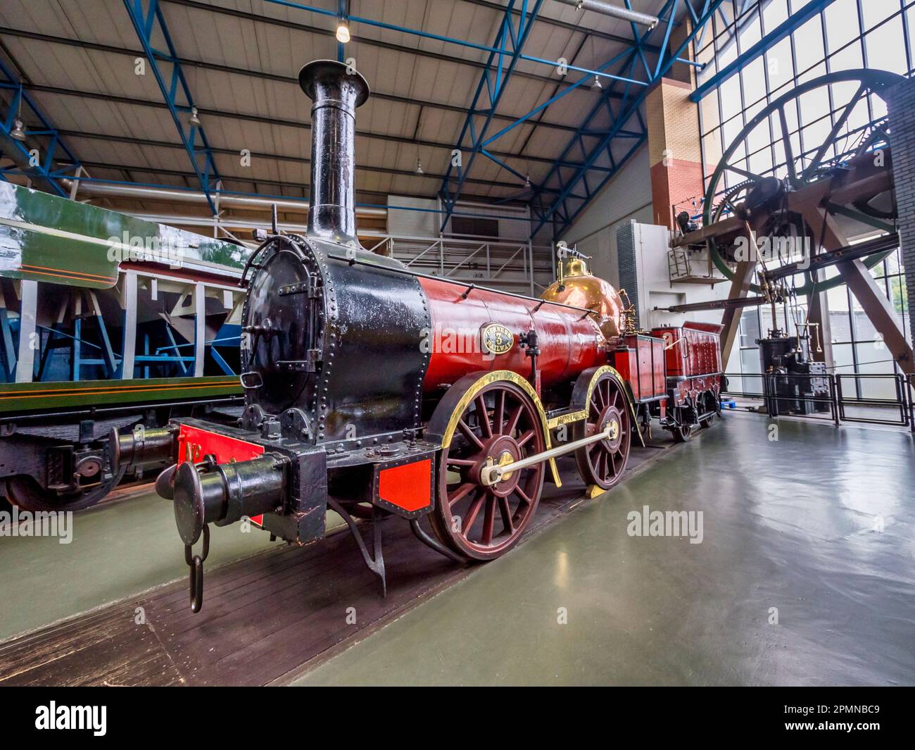 Immagine generale all'interno del National Railway Museum di York visto qui con la locomotiva Furness Railways Copper Knob Foto Stock